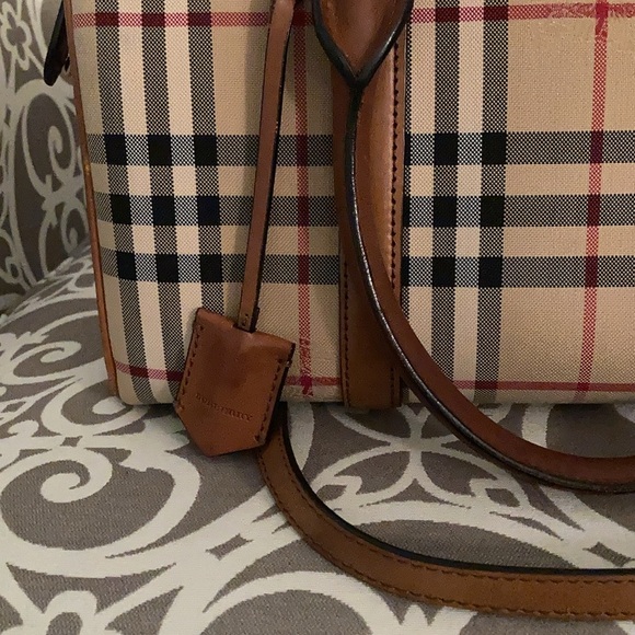 Authentic Burberry purse. Excellent condition. Beautiful bag. - Picture 11 of 16